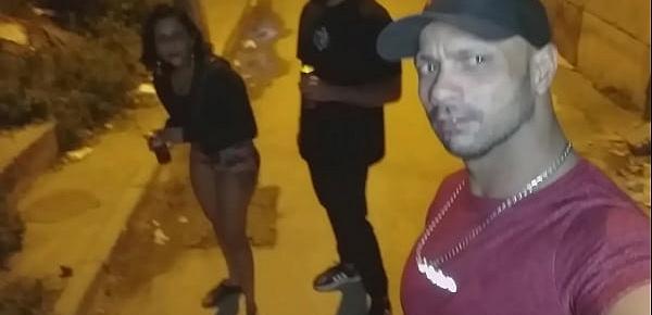 trendsKsal hot vair beber no bar da Tia, e um Fã para eles, depois de muita conversa, eles arrastam o Fã pra casa e começa a putaria  com muita DP